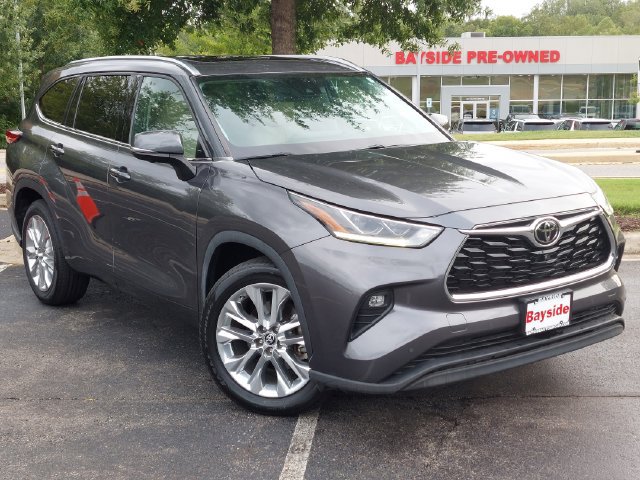 Used 2023 Toyota Highlander Limited FWD image 2