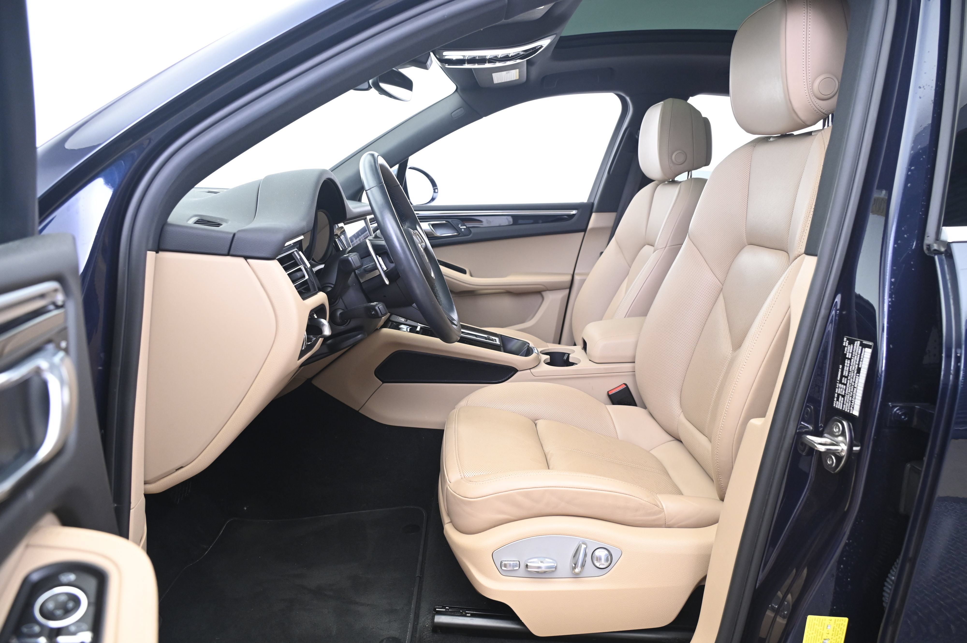 Certified 2022 Porsche Macan AWD/4WD image 29
