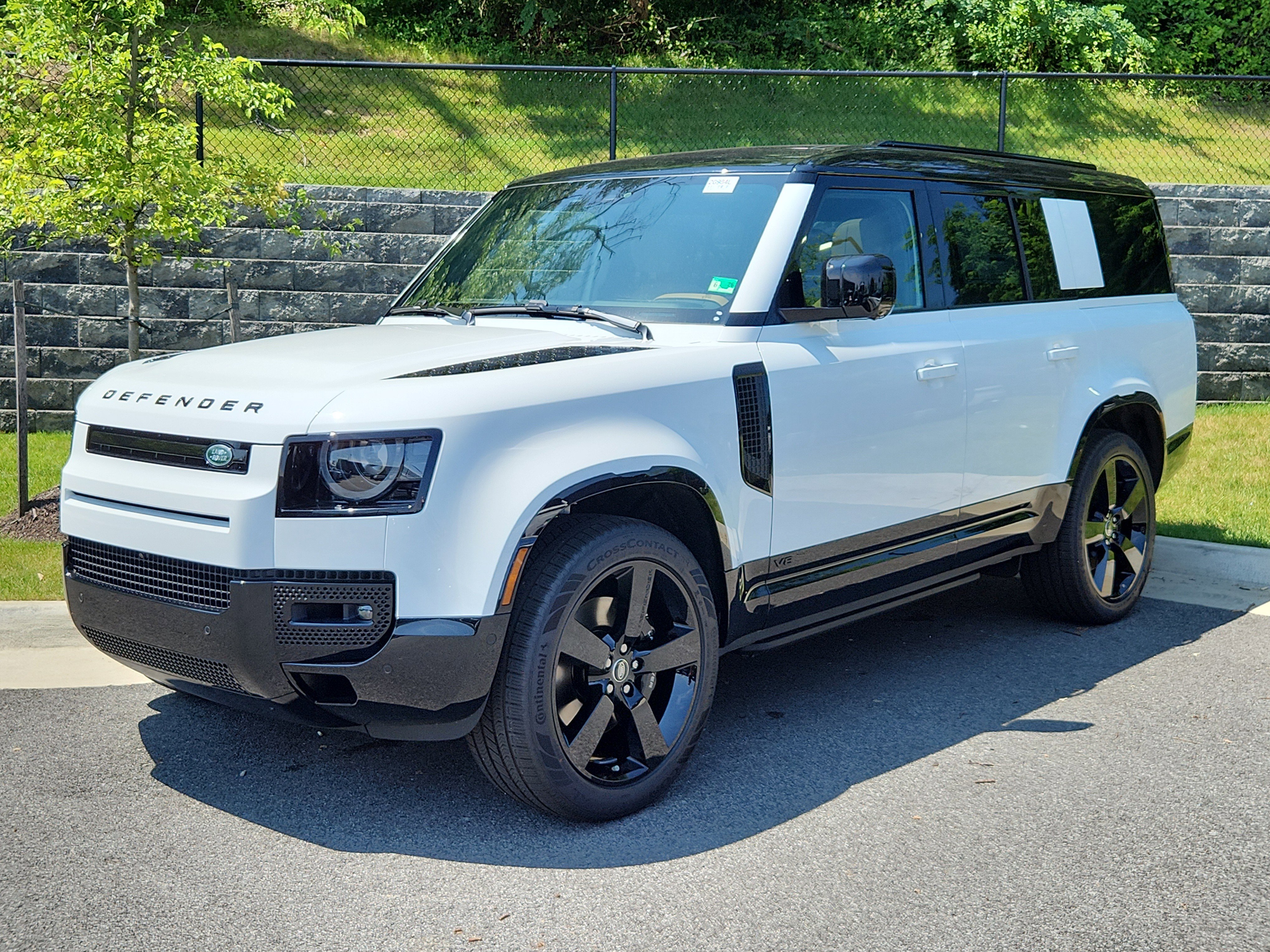 Used 2025 Land Rover Defender 130 V8 image 1