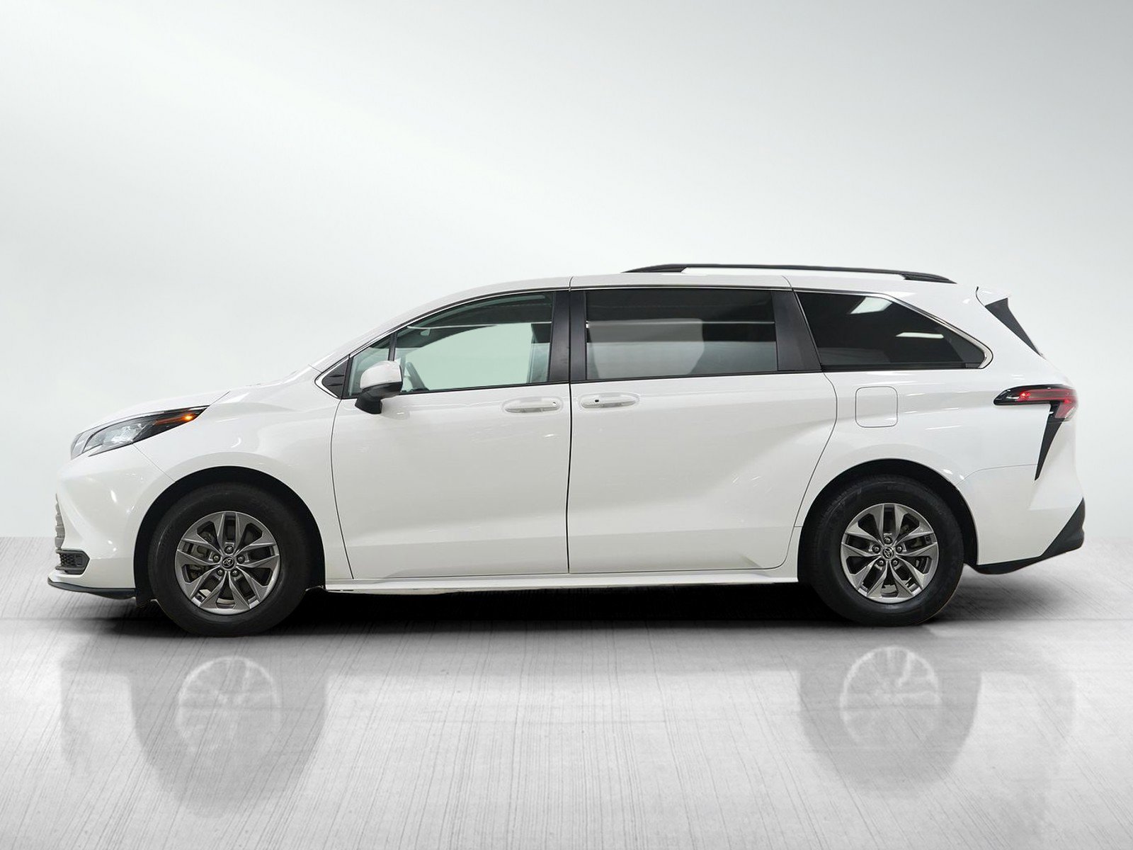 Used 2022 Toyota Sienna LE FWD image 2