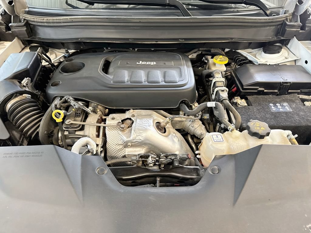 Used 2019 Jeep Cherokee Latitude Plus w/ Cold Weather Group AWD/4WD image 30