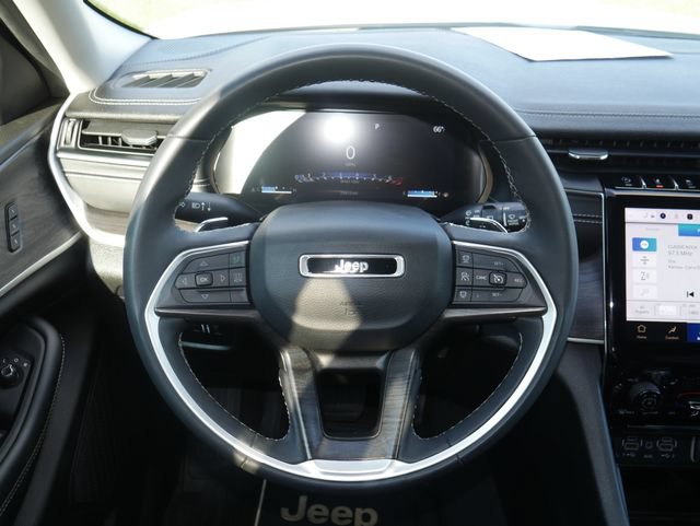 Used 2023 Jeep Grand Cherokee Limited w/ Black Appearance Package AWD/4WD image 17