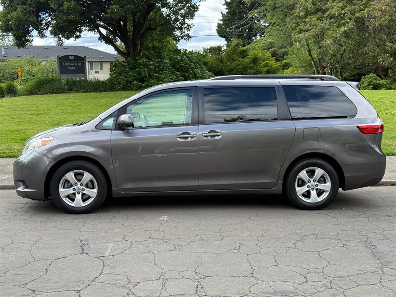 Used 2016 Toyota Sienna LE FWD image 2
