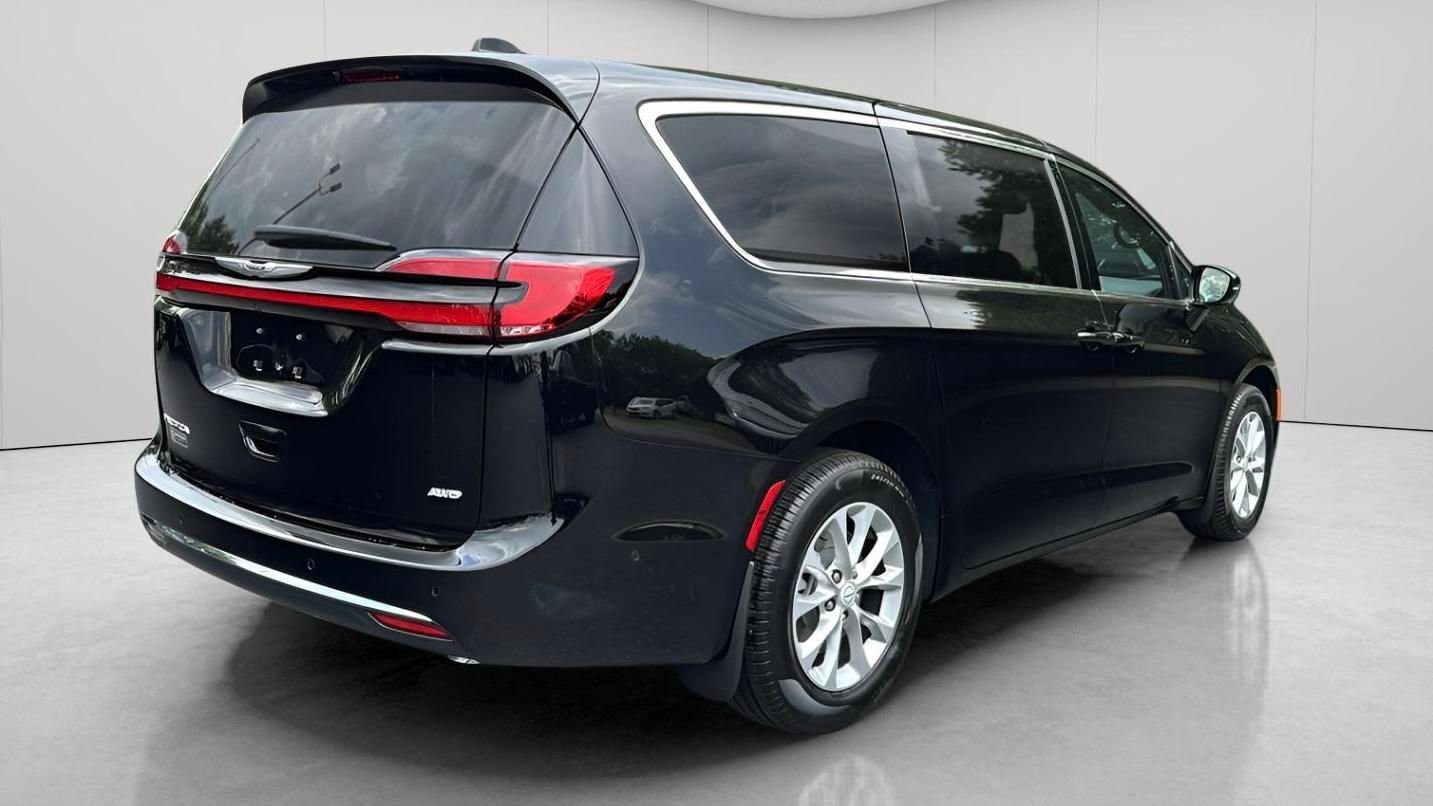 New 2025 Chrysler Pacifica Select w/ Uconnect Theater Family Group image 6