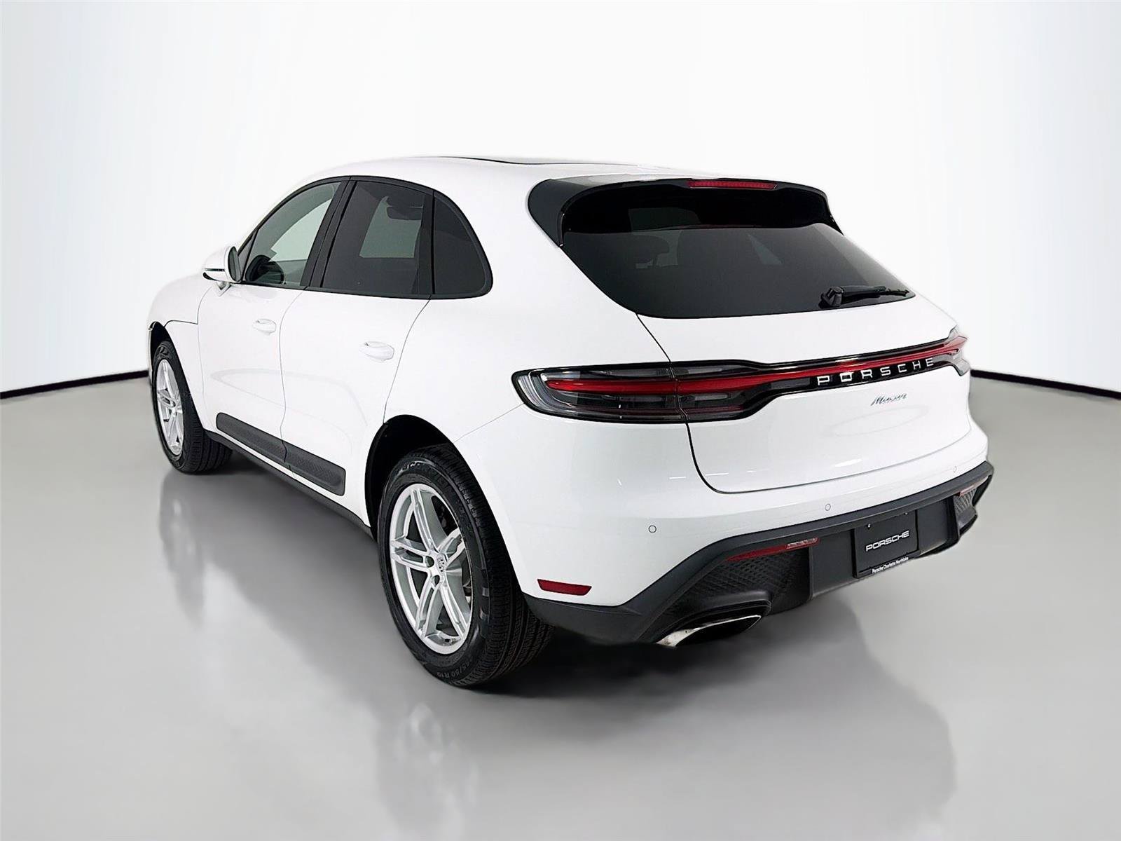 Certified 2022 Porsche Macan AWD/4WD image 3
