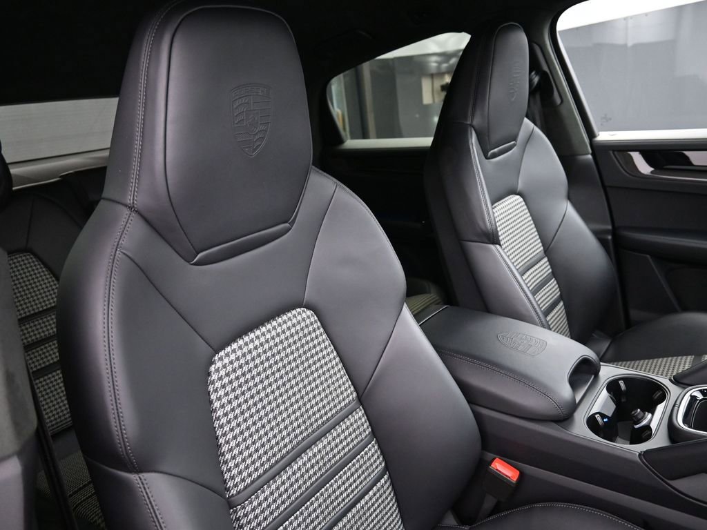 Certified 2025 Porsche Cayenne GTS image 30