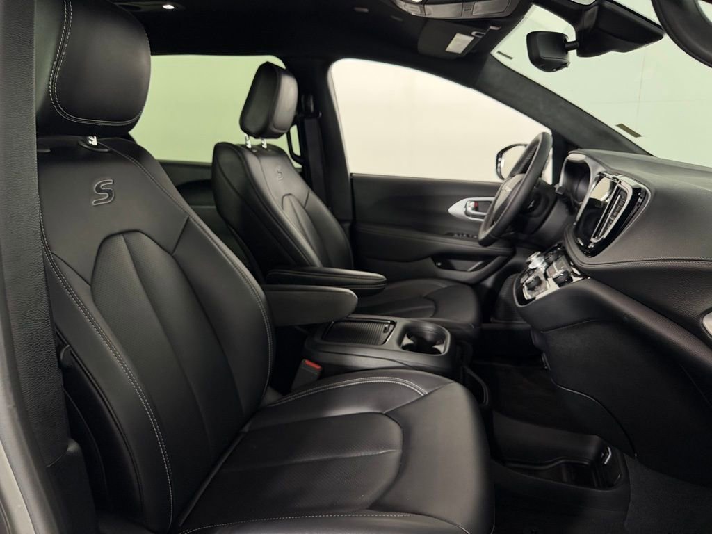 Used 2024 Chrysler Pacifica Select image 35