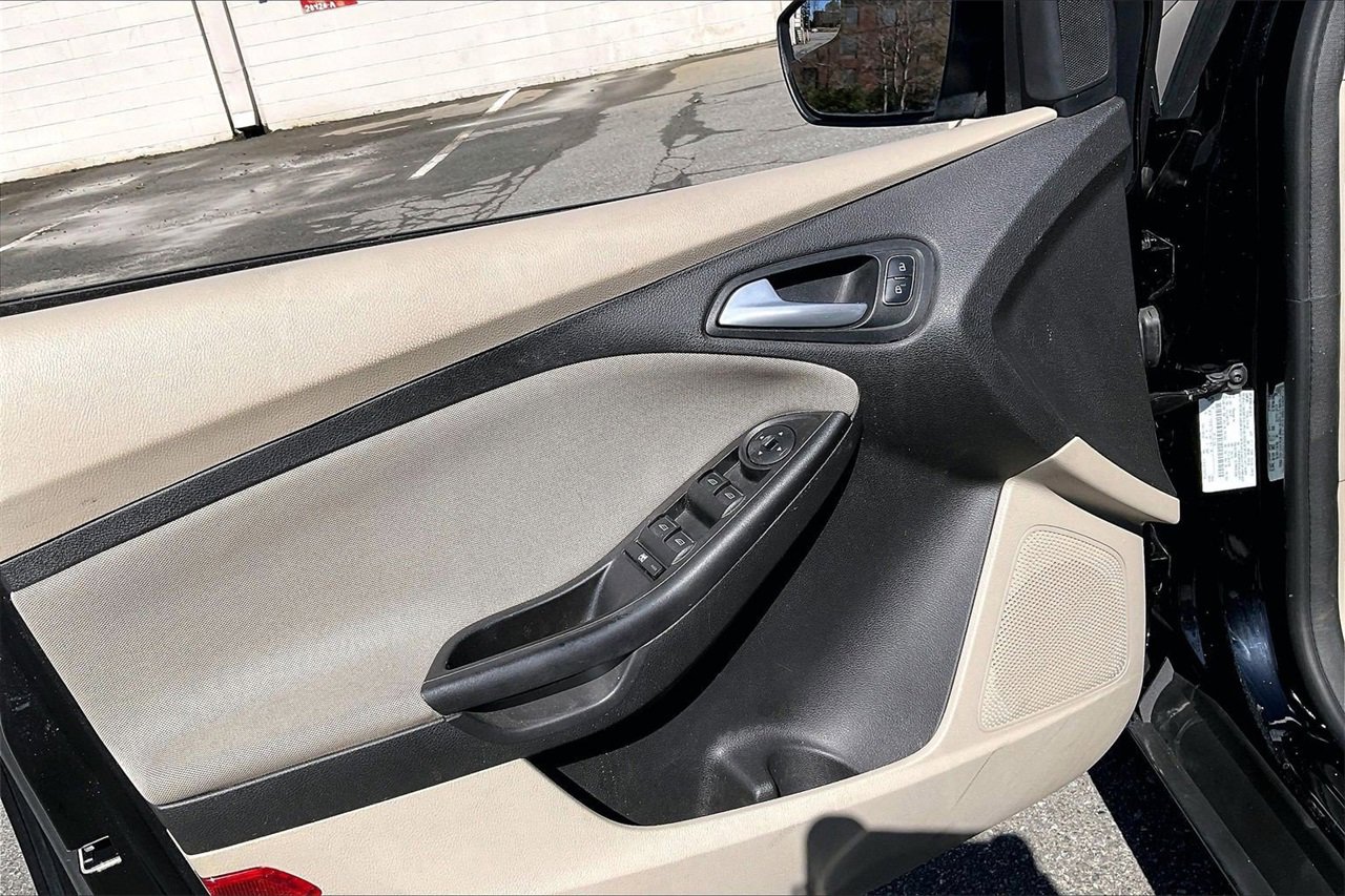 Used 2018 Ford Focus SE w/ SE Appearance Package image 25