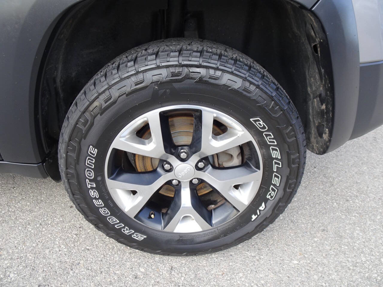 Used 2017 Jeep Cherokee Trailhawk image 12