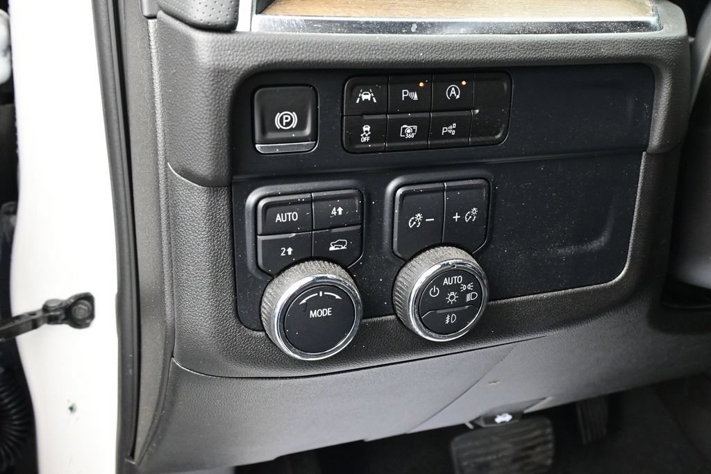 Used 2025 Chevrolet Suburban High Country AWD/4WD image 30