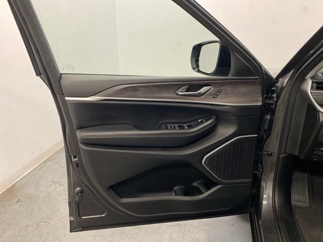 Used 2022 Jeep Grand Cherokee L Limited AWD/4WD image 34
