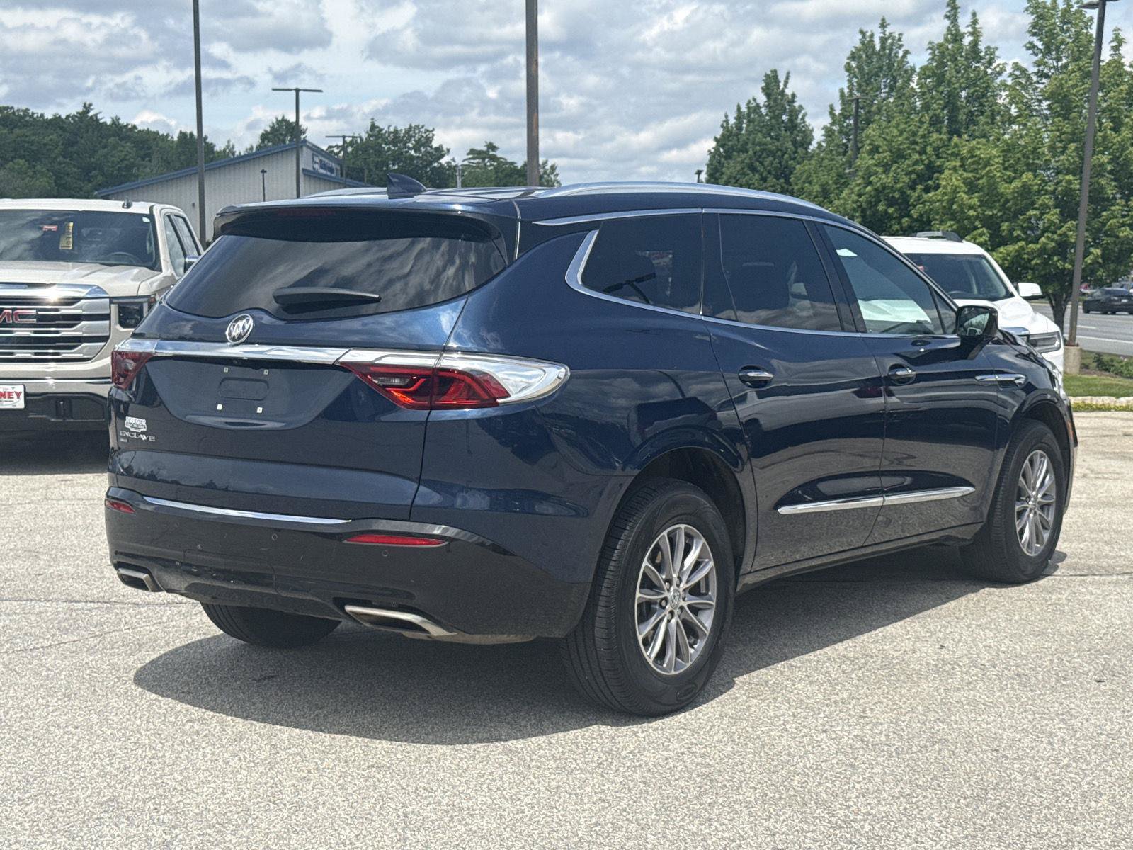 Used 2023 Buick Enclave Essence AWD/4WD image 8