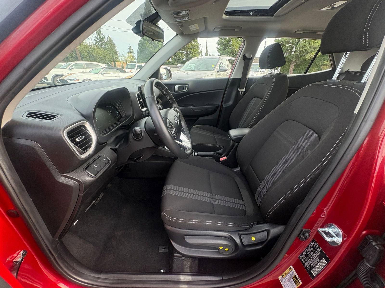 Used 2025 Hyundai Venue SEL image 25