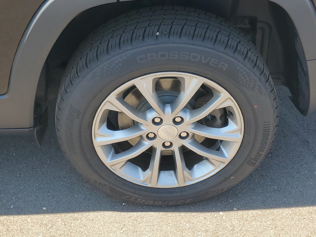 Used 2019 Jeep Cherokee Latitude Plus AWD/4WD image 4