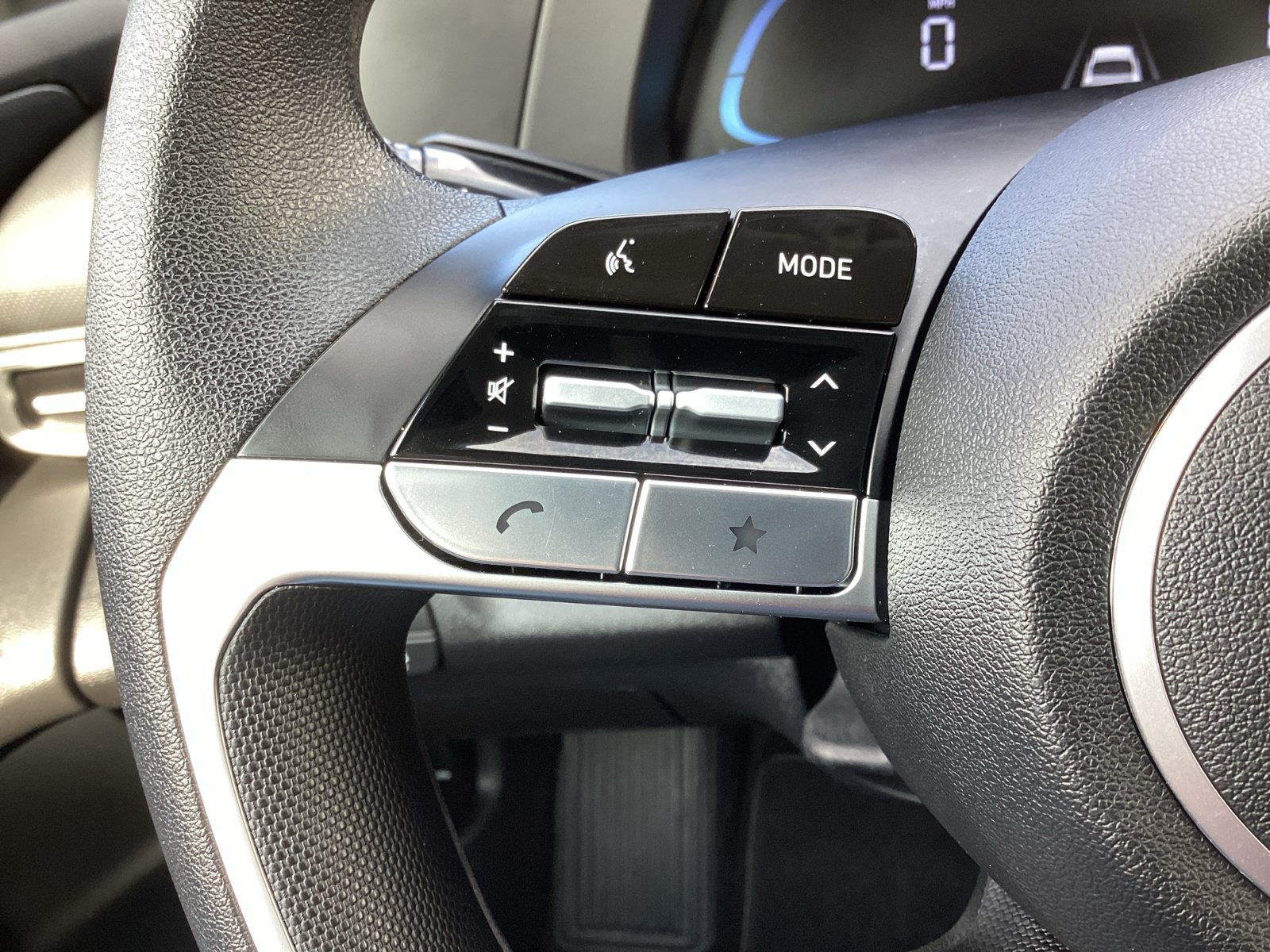 Used 2024 Hyundai Elantra SE FWD image 18