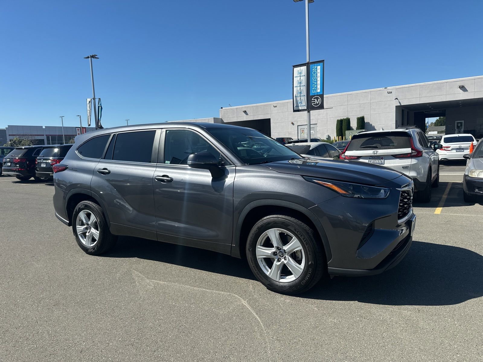 Used 2023 Toyota Highlander L image 2