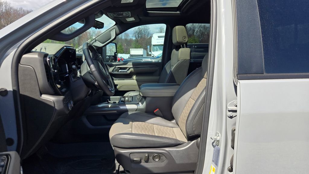 Used 2024 Chevrolet Silverado 2500 ZR2 w/ Technology Package image 16