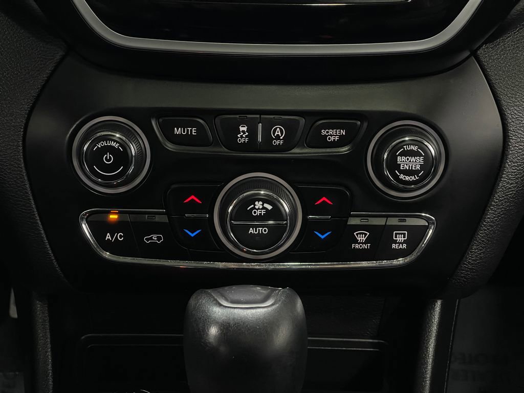 Used 2021 Jeep Cherokee Limited image 24