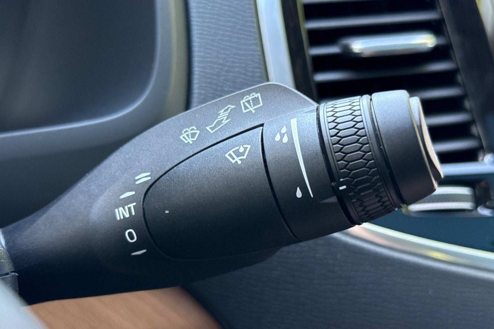 Used 2025 Volvo XC90 B6 Ultra image 35