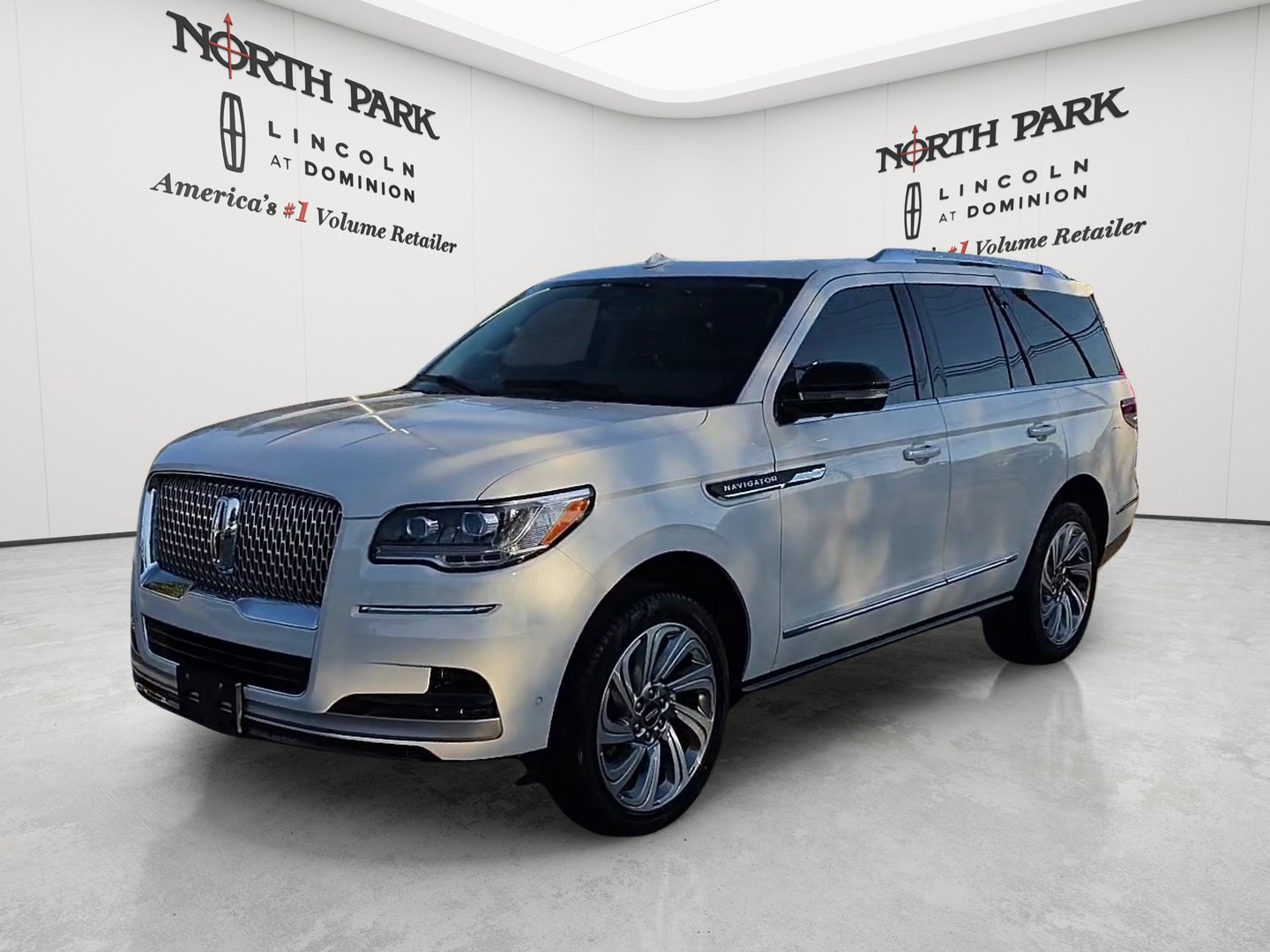 Used 2024 Lincoln Navigator Premiere AWD/4WD image 1