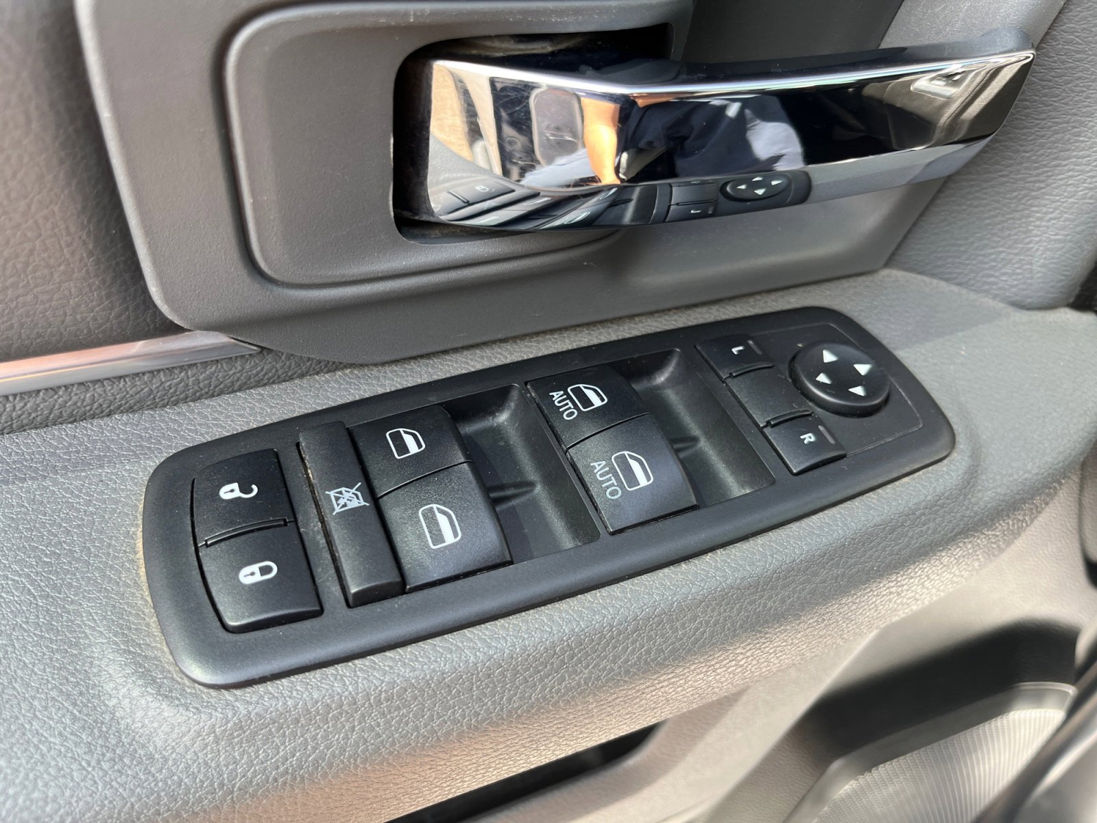 Used 2019 RAM 1500 Classic SLT image 16