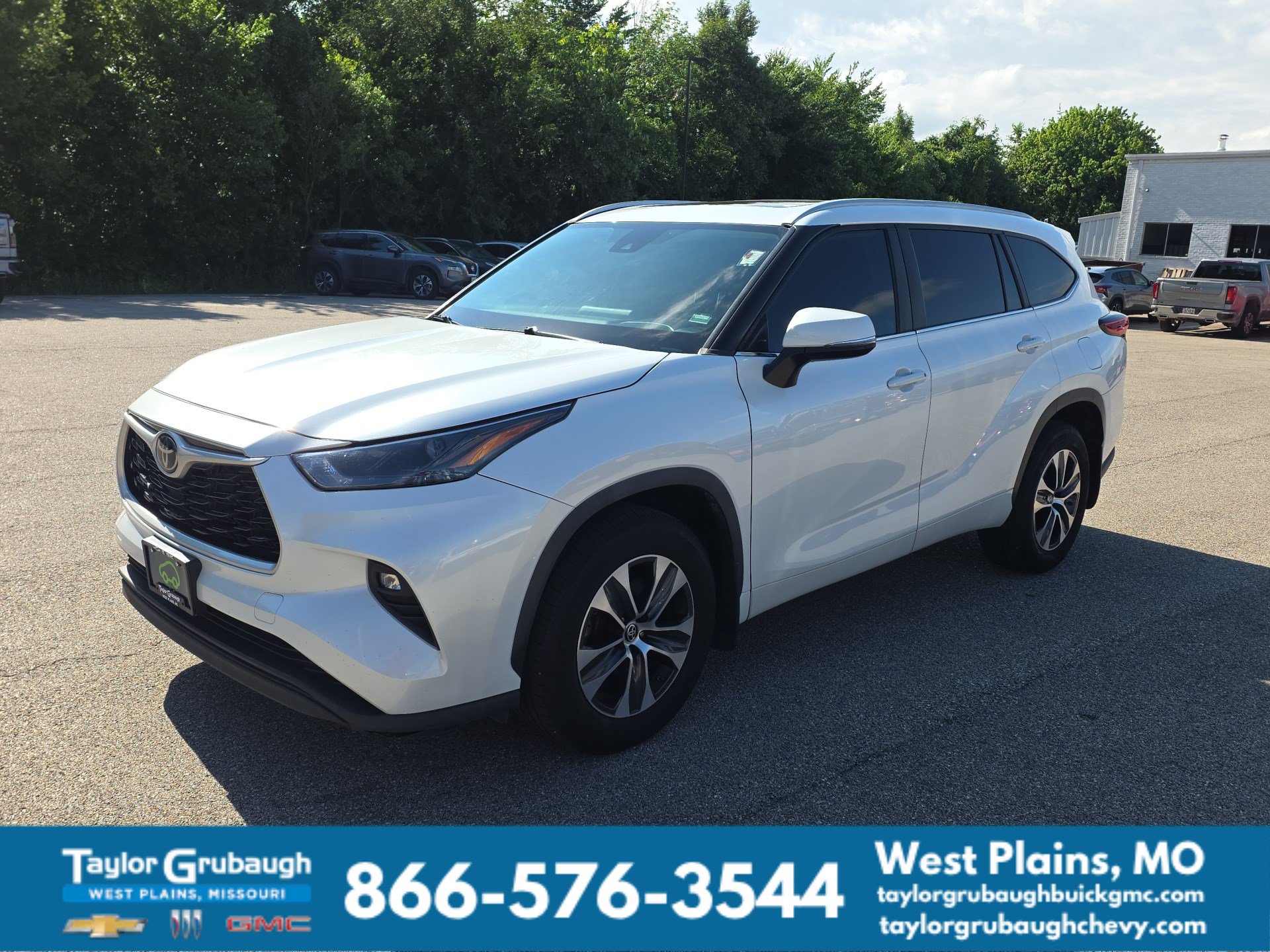 Used 2023 Toyota Highlander XLE AWD/4WD image 4