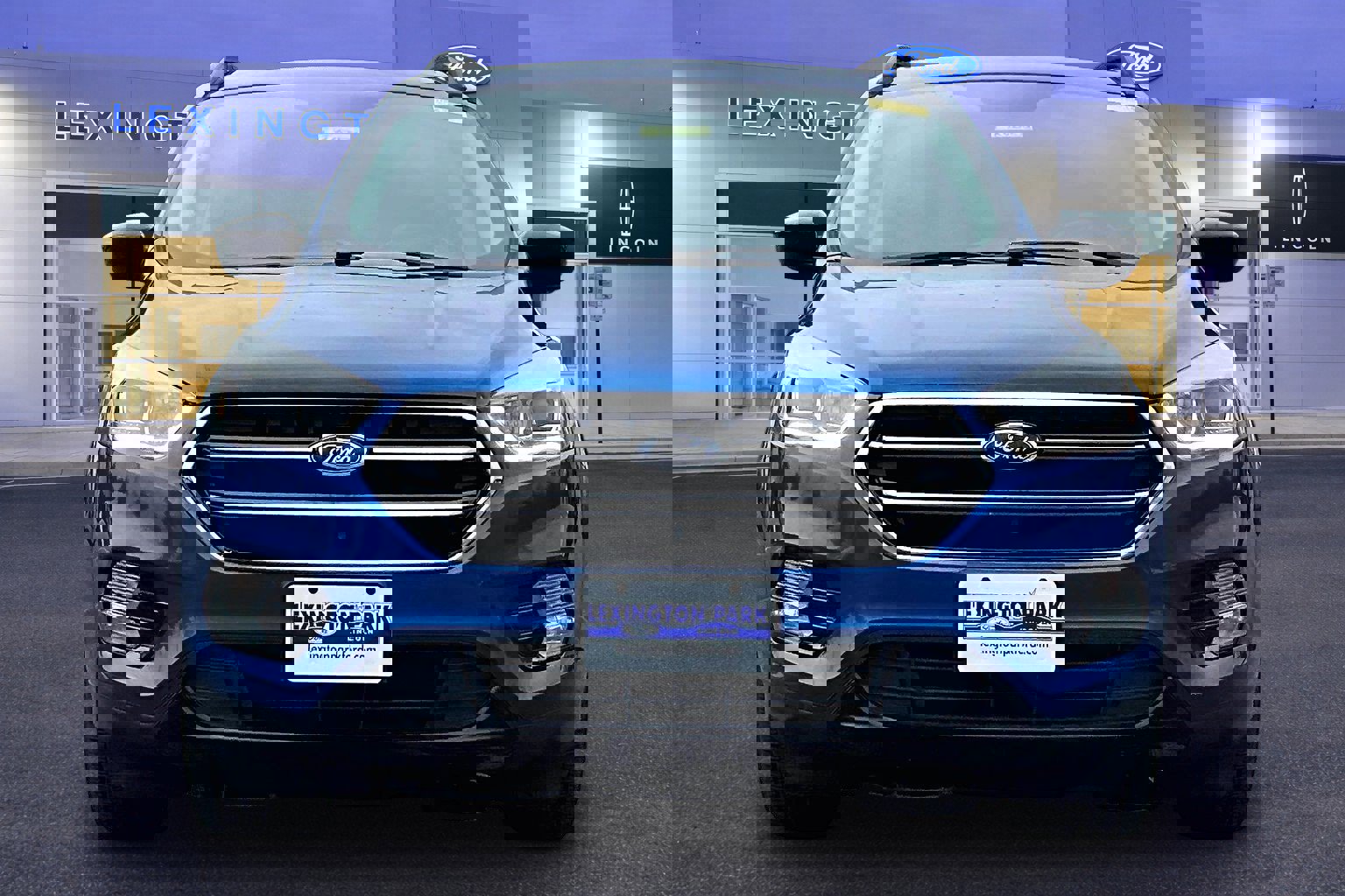 Used 2017 Ford Escape SE w/ SE Sport Appearance Package FWD image 2