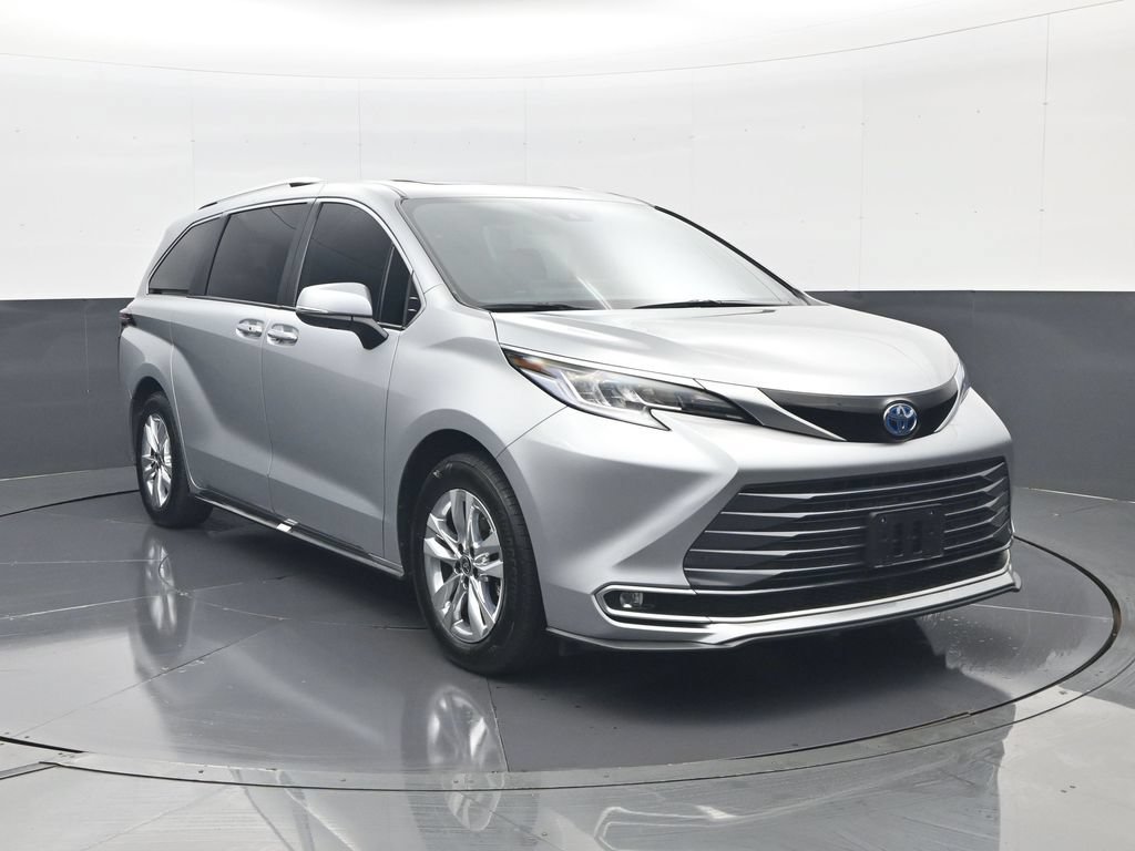 Used 2025 Toyota Sienna Limited AWD/4WD image 4