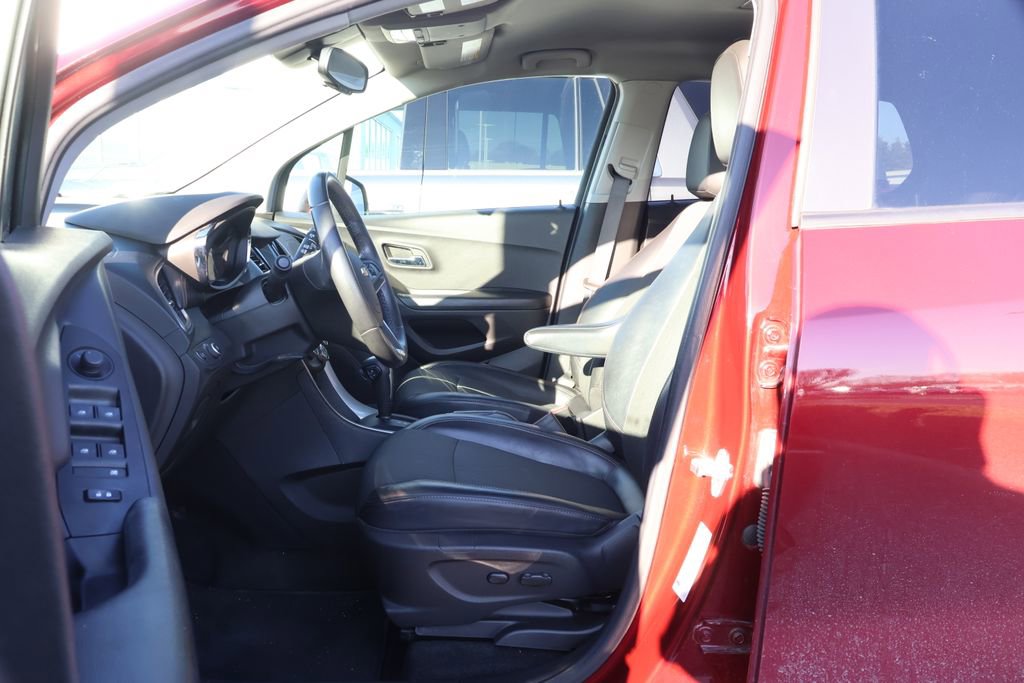 Used 2022 Chevrolet Trax LT w/ LT Convenience Package image 9