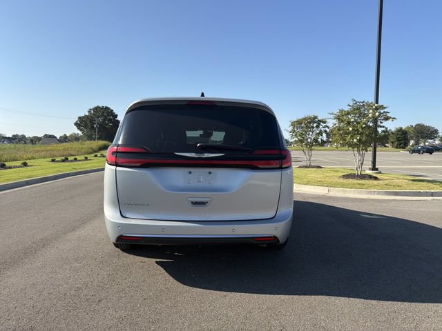 Used 2023 Chrysler Pacifica Touring-L FWD image 4