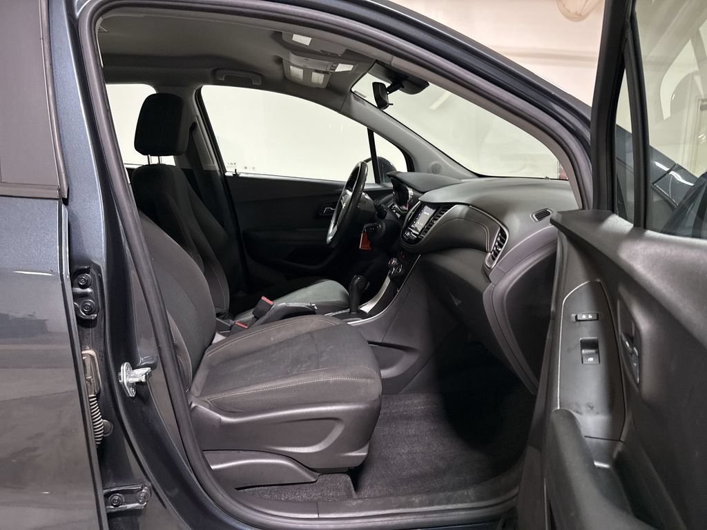 Used 2021 Chevrolet Trax LS FWD image 21