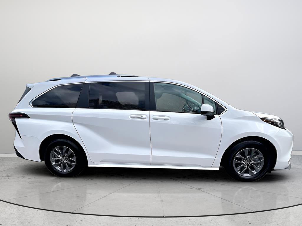 Used 2023 Toyota Sienna LE image 7