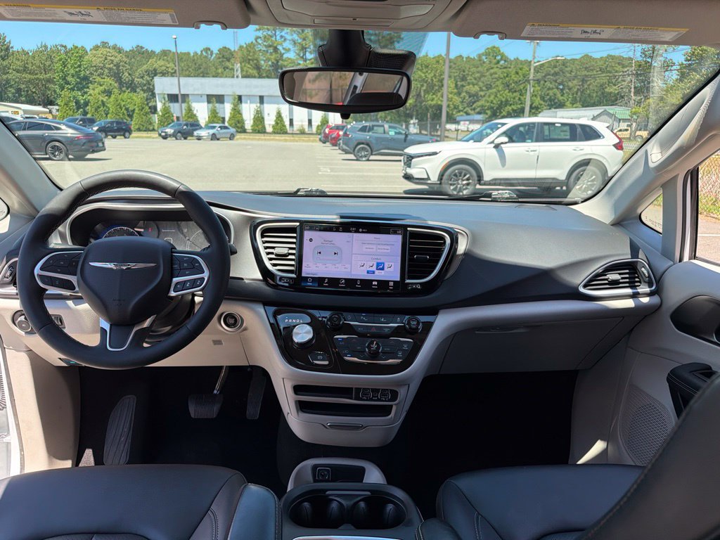 Used 2024 Chrysler Pacifica Touring-L FWD image 12