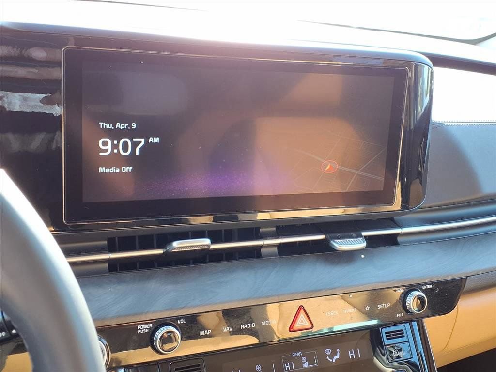 Used 2024 Kia Carnival EX image 11