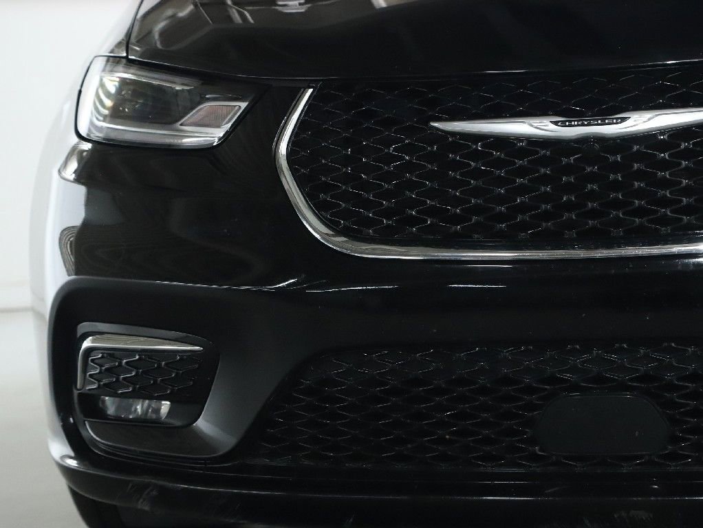 Used 2024 Chrysler Pacifica Touring-L image 6