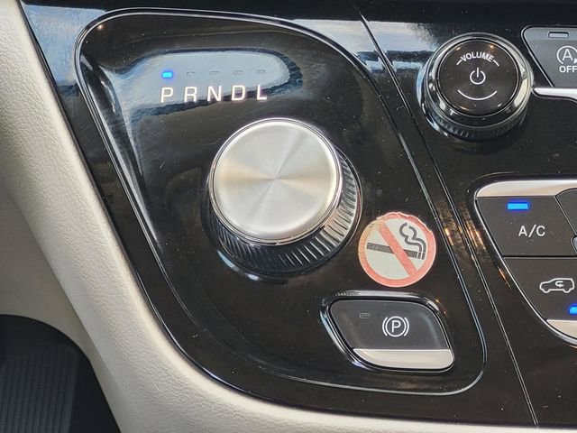 Used 2024 Chrysler Pacifica Touring-L image 17