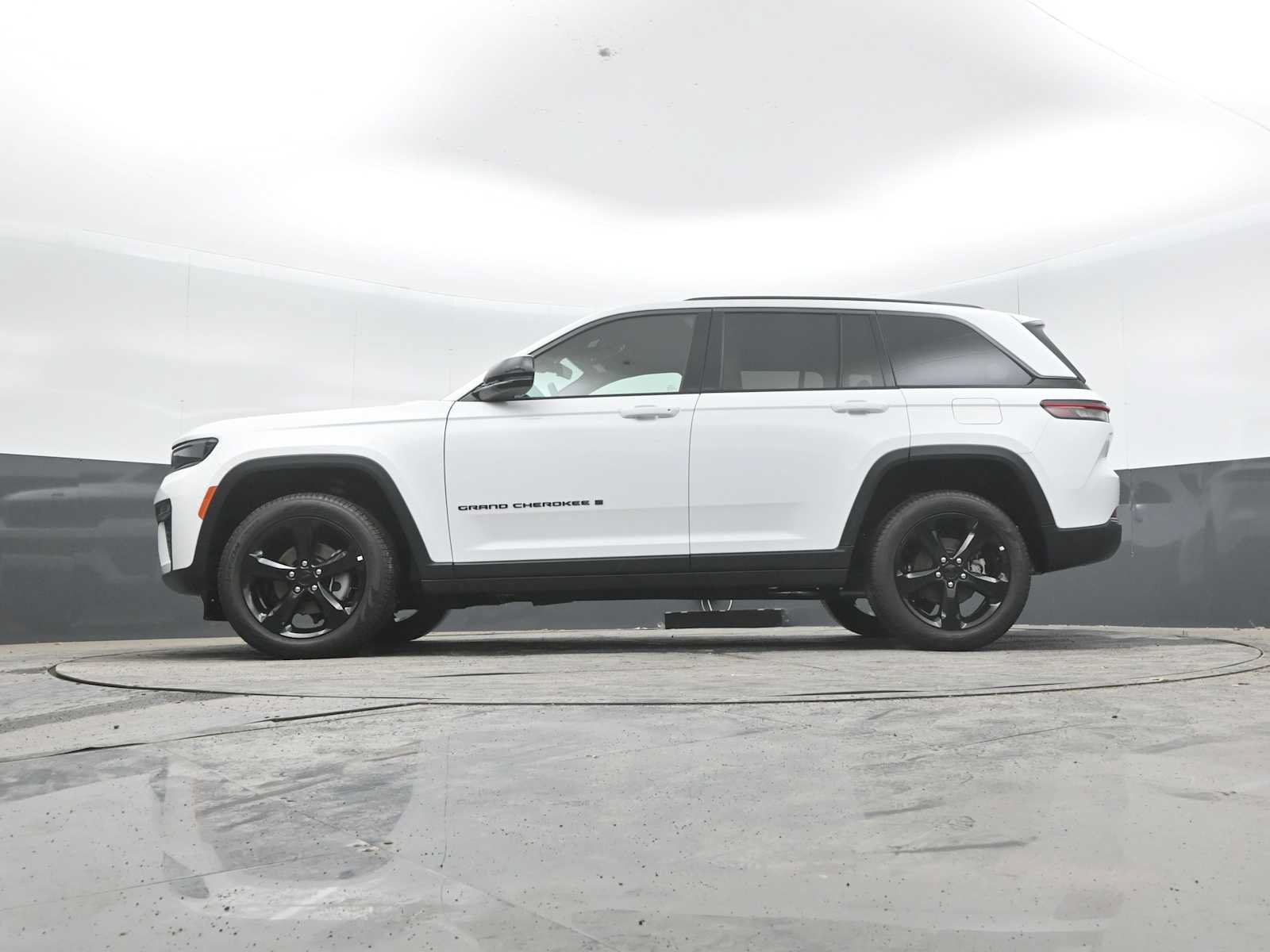 Used 2026 Jeep Grand Cherokee Limited w/ Limited Altitude Package AWD/4WD image 25