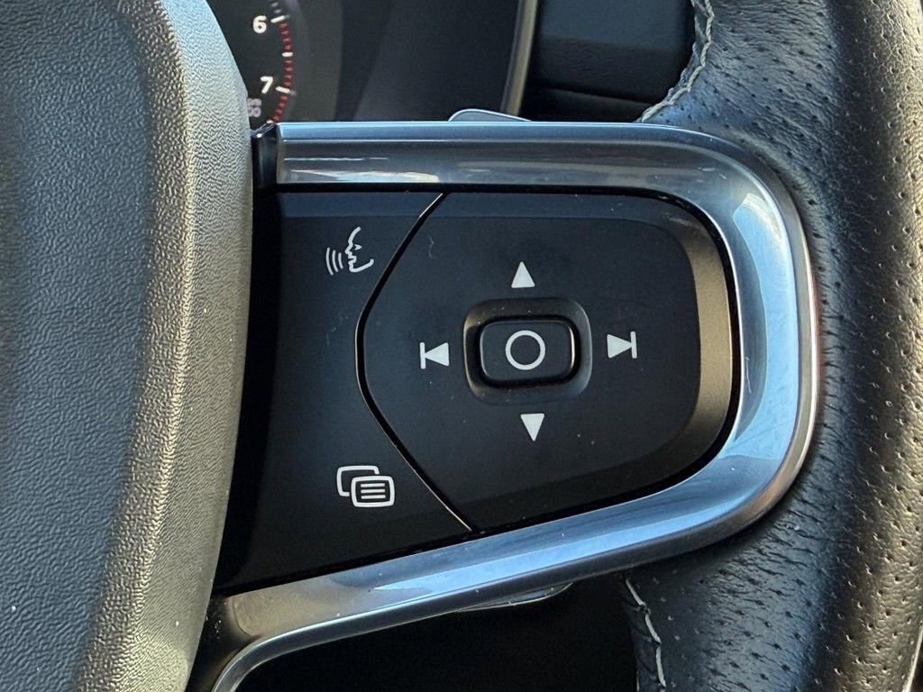 Used 2020 Volvo XC40 T5 R-Design w/ Protection Package Premier image 15