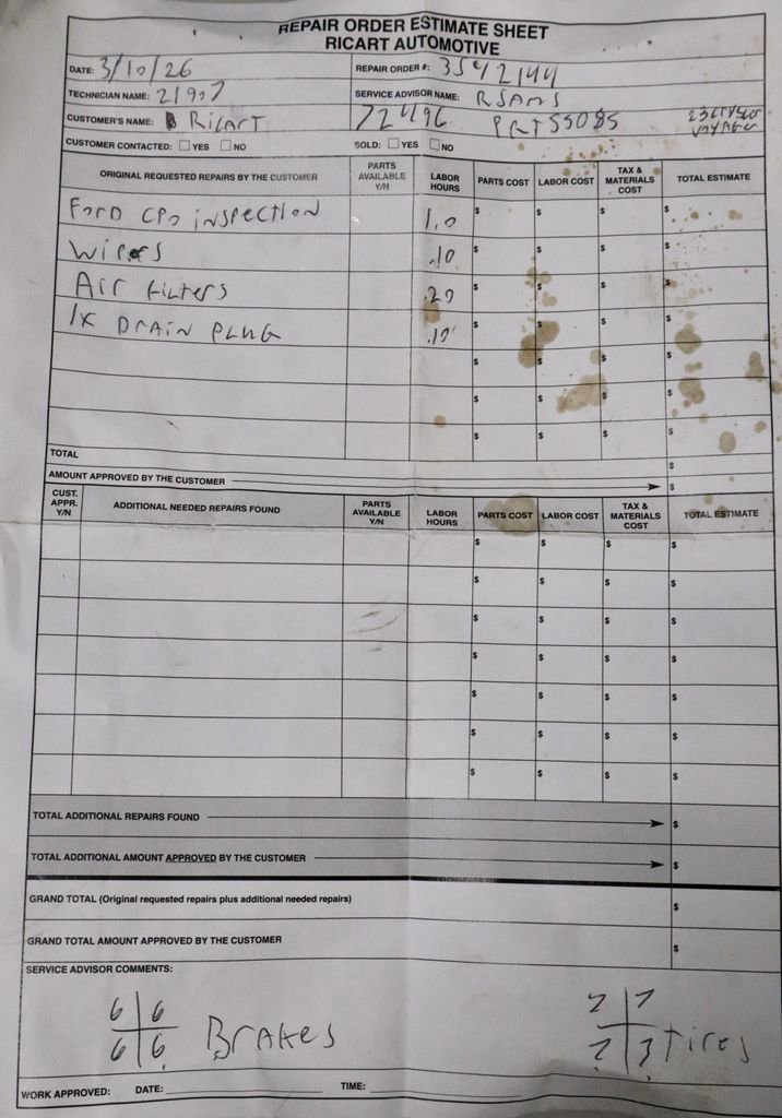 Used 2023 Chrysler Voyager LX image 4