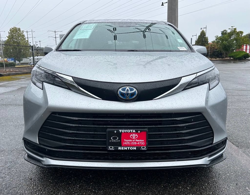 Certified 2024 Toyota Sienna LE AWD/4WD image 3