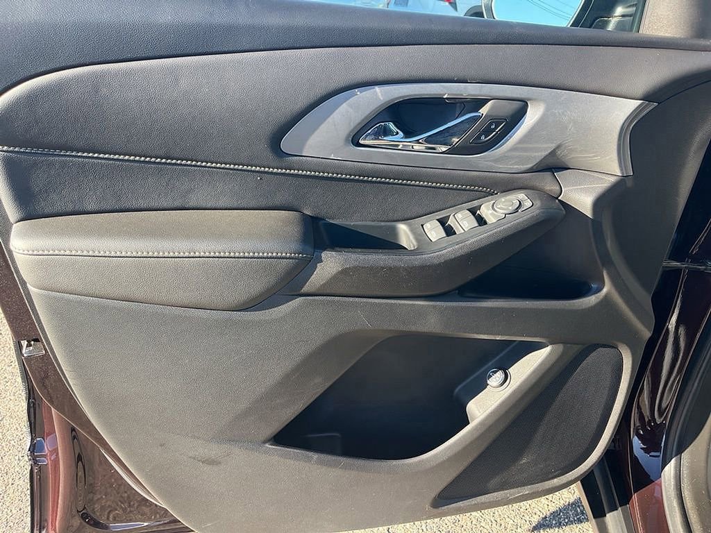 Used 2023 Chevrolet Traverse LT image 24