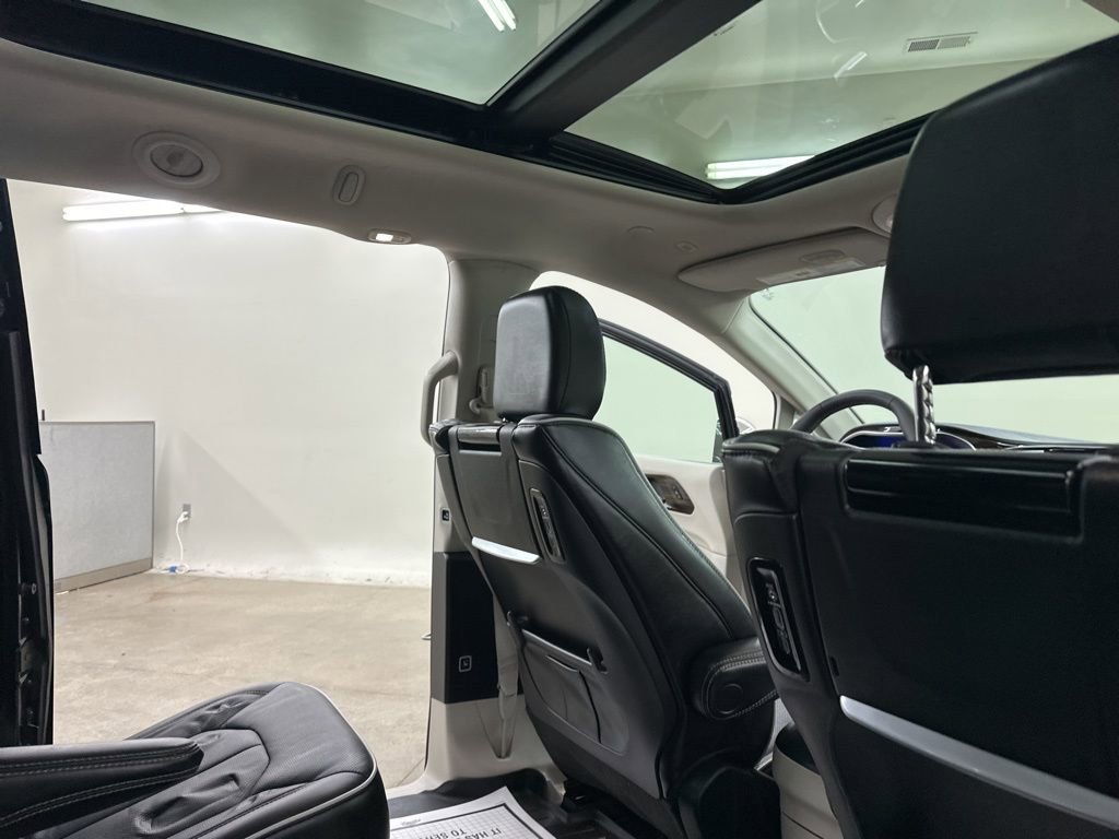 Used 2022 Chrysler Pacifica Limited w/ Uconnect Theater Family Group image 22