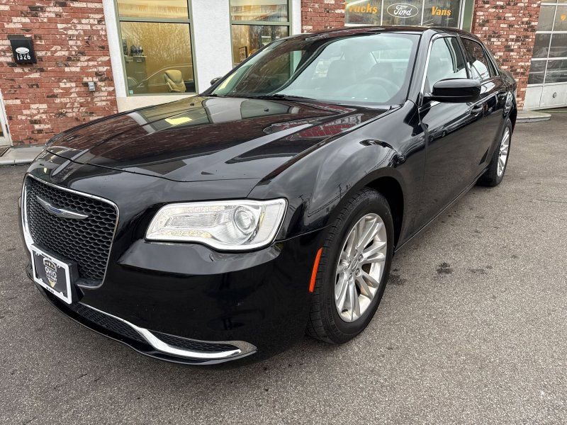 Used 2017 Chrysler 300 Limited image 1