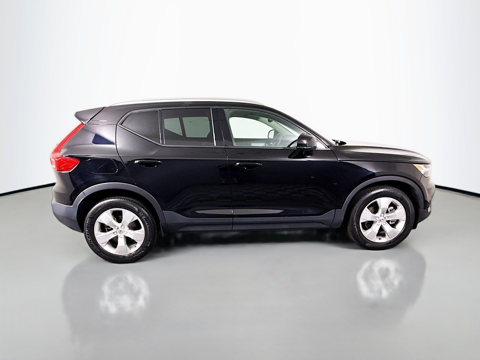Used 2022 Volvo XC40 T4 Momentum FWD image 11