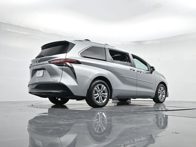 Used 2024 Toyota Sienna Platinum image 32