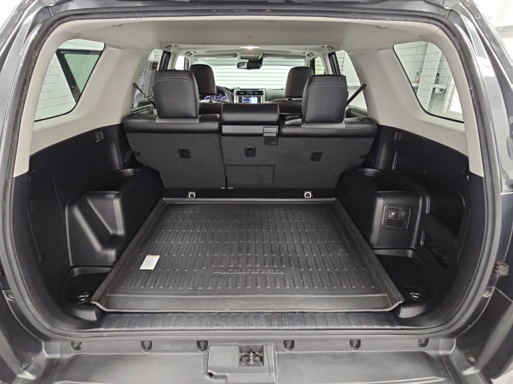 Used 2020 Toyota 4Runner SR5 Premium w/ Moonroof Package RWD image 33