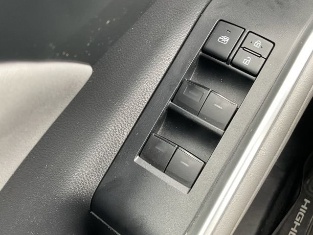 Used 2021 Toyota Highlander XLE AWD/4WD image 40
