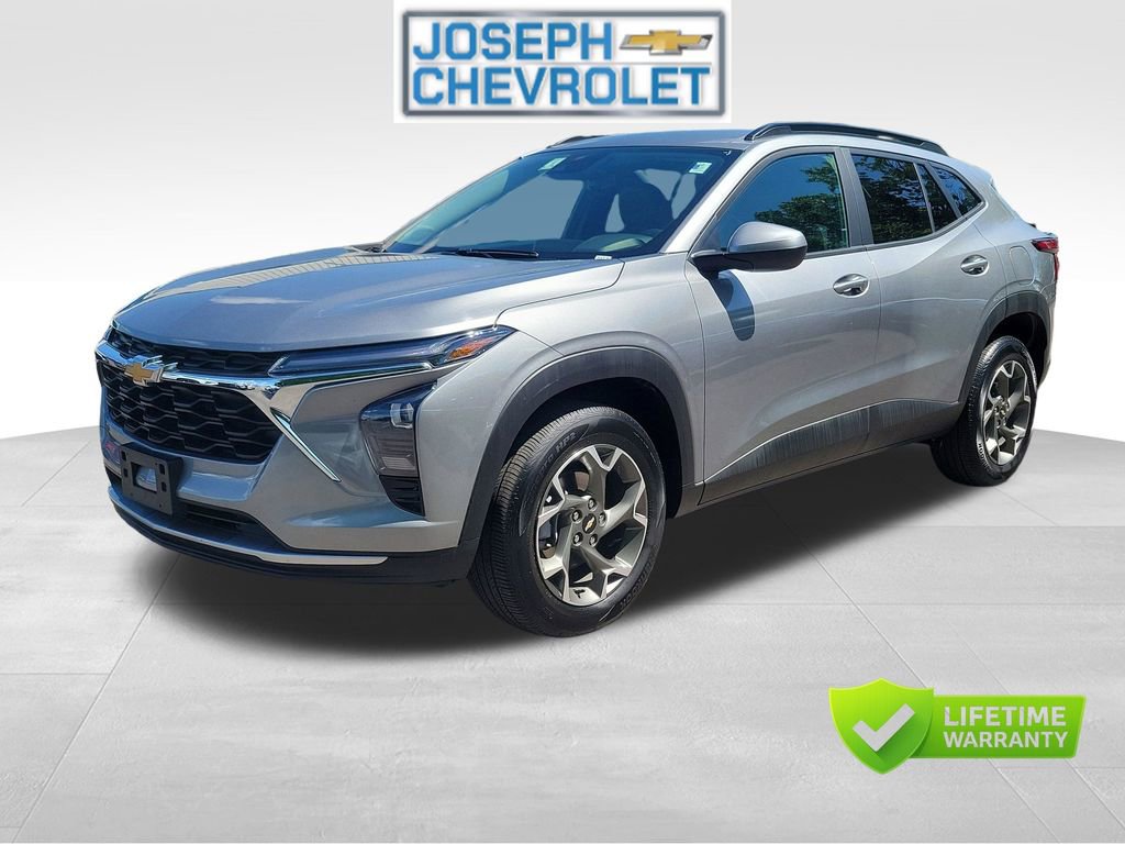 Used 2025 Chevrolet Trax LT FWD image 2