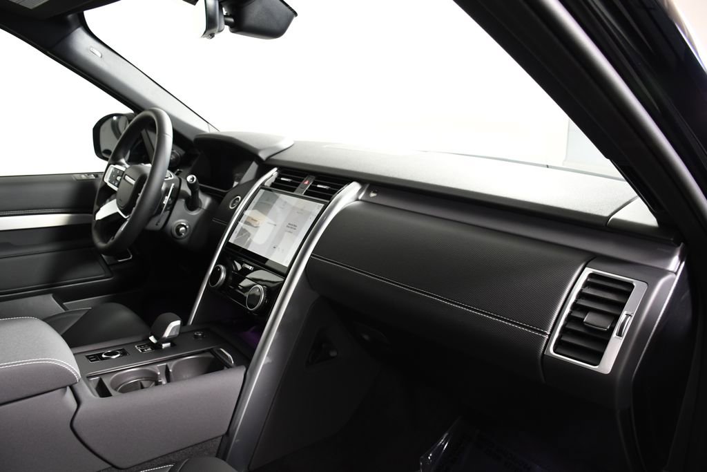 Certified 2025 Land Rover Discovery Dynamic SE image 18