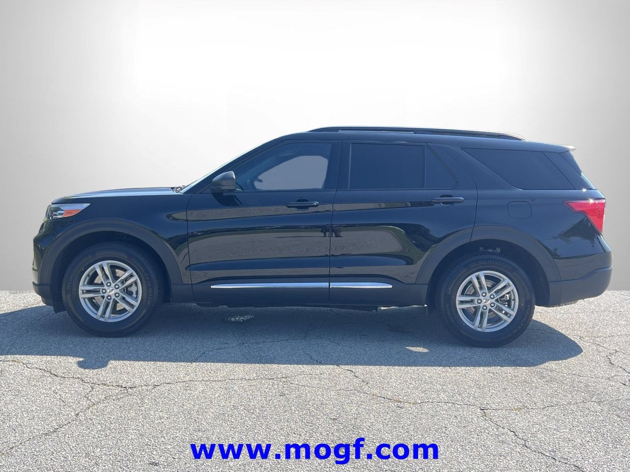 Used 2022 Ford Explorer XLT w/ Equipment Group 202A AWD/4WD image 26